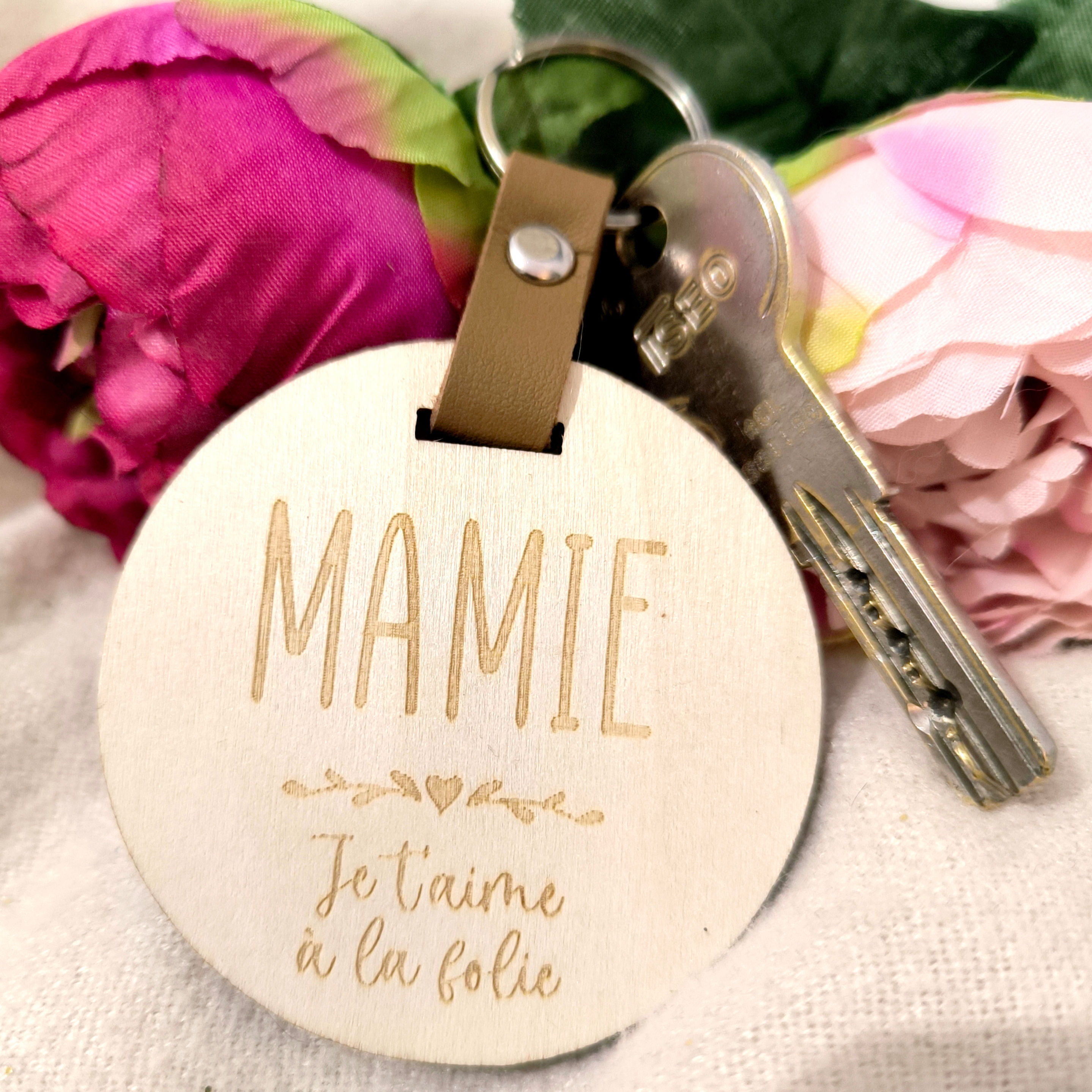 Porte-clés rond bois naturel gravé pyrogravure Mamie je t'aime à la folie avec cuir marron