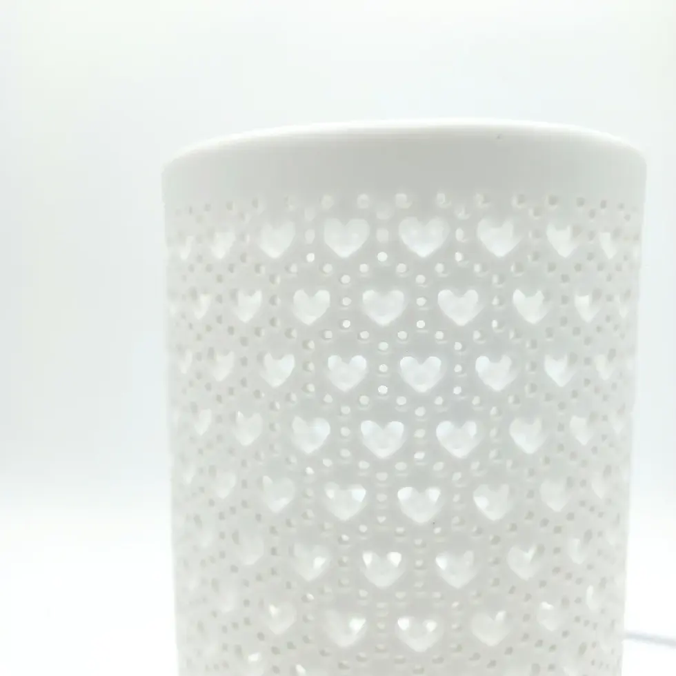 Miniature : Lampe de chevet en porcelaine motif coeurs ajourés 