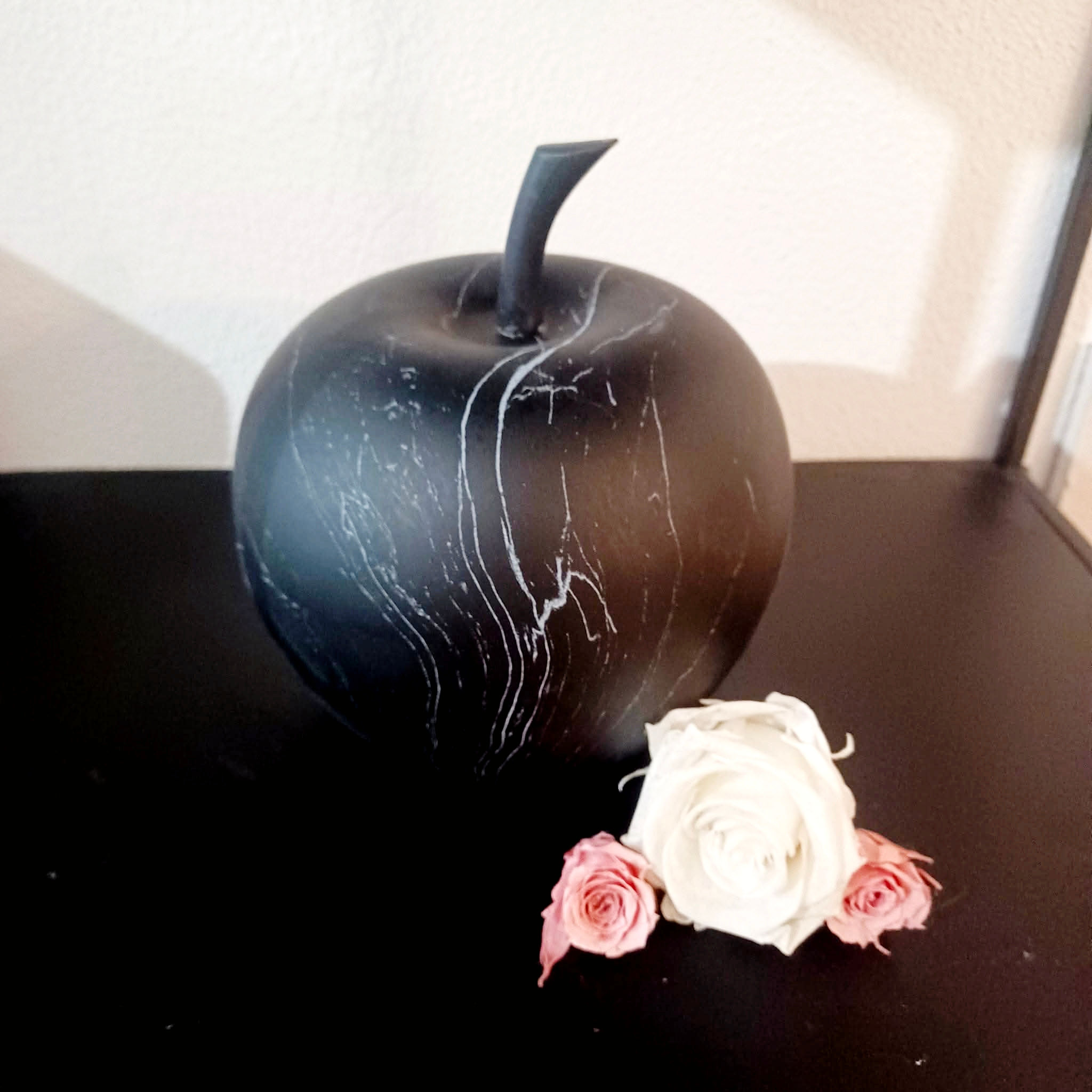 Pomme en céramique noire marbrée. 