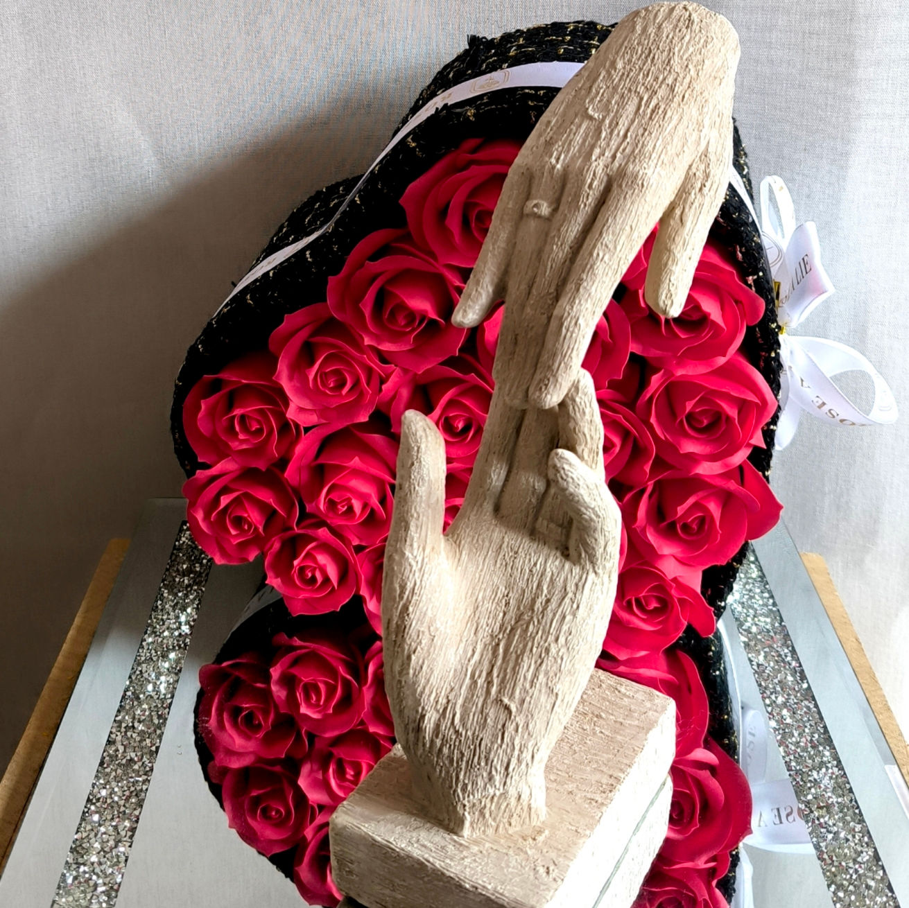 Sculpture mains couple avec alliance, symbole de l'amour , de l'union