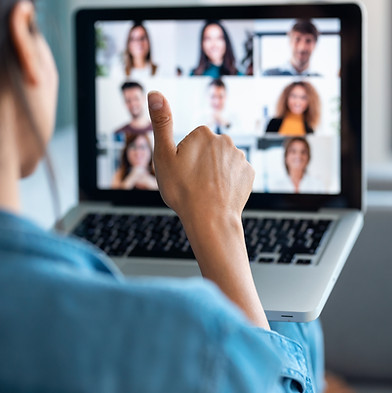 women gives a thumbs up to other participants in an online meeting