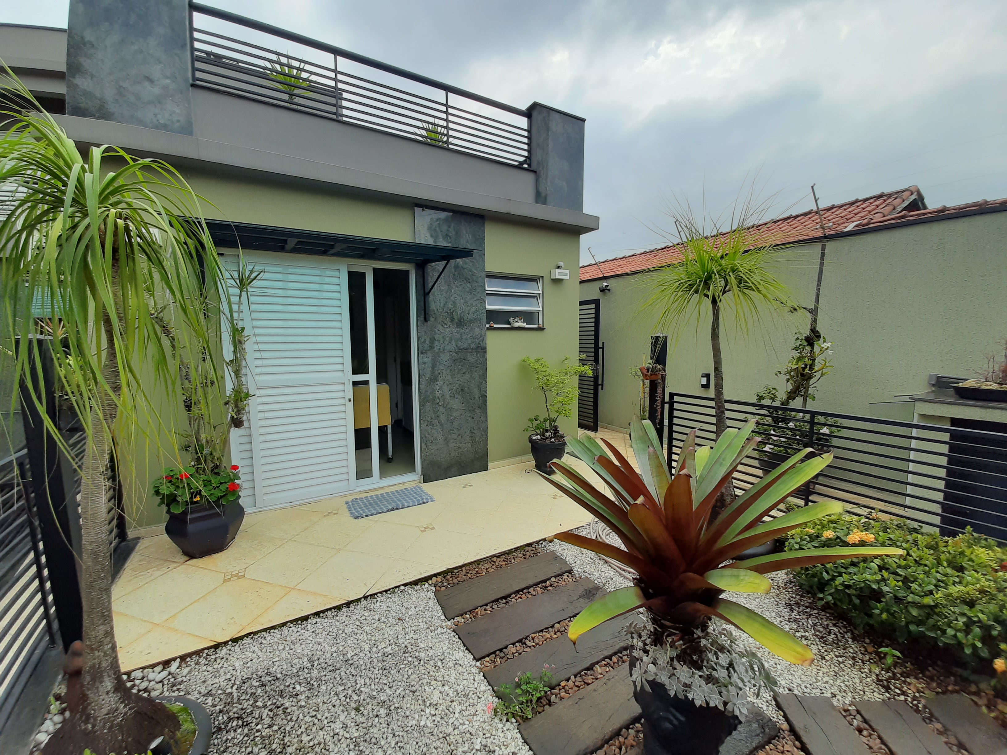 Sobrado Alto Padrão, Água Fria, 4 Suítes + Escritório, com Elevador, 6 Vagas.