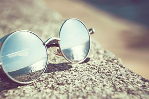 des lunettes de soleil rondes