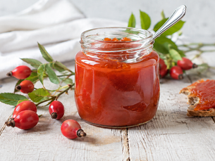 glazen potje met zelfgemaakte rozenbotteljam