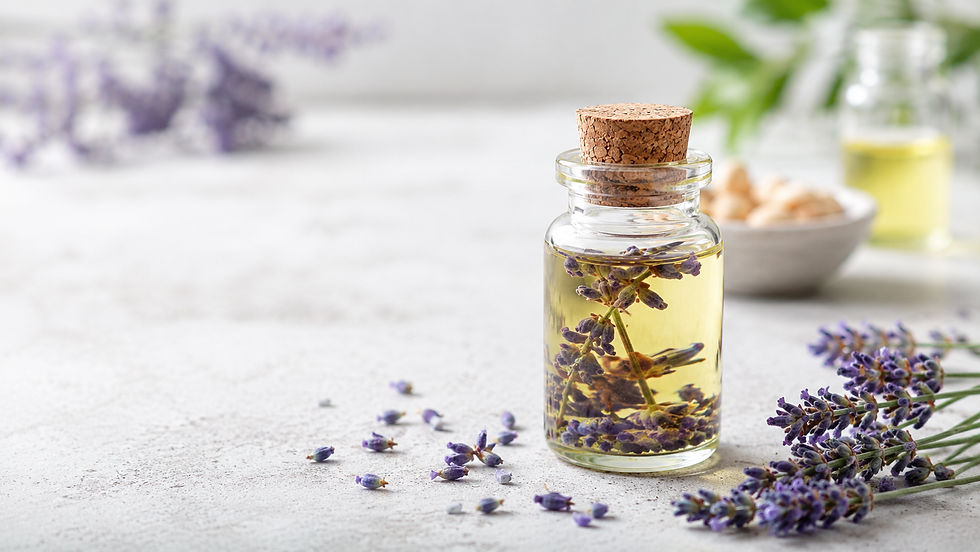 Zelfgemaakte lavendelolie in een glazen flesje met gedroogde lavendel