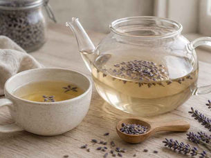 Glazen theepot met lavendelthee en een theekopje gevuld met thee en lavendel