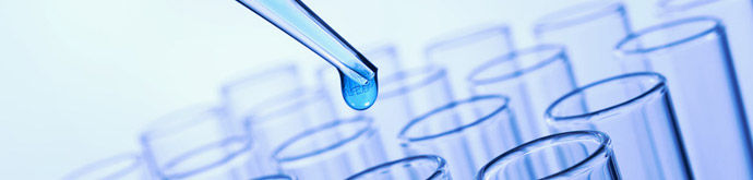 Pipette tropft Flüssigkeit in Reagenzgläser für Leaky Gut Test