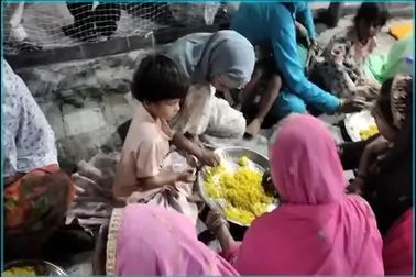 Chadar being placed on the mazar of Khwaja Garib Nawaz