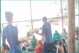 Khwaja Garib Nawaz Khadim serving Deg to devotees at Ajmer Sharif Dargah