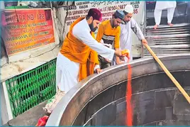 Khwaja Garib Nawaz Khadim pouring sacred Deg into Badi Deg at Ajmer Sharif