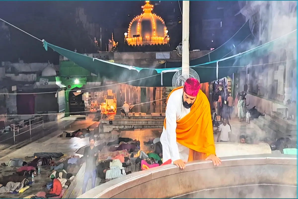 Khadim guiding pilgrims during darshan inside Ajmer Sharif Dargah