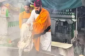 Hereditary keys holder Syed Fakhar Nawaz Chishti Ajmer Sharif Dargah, respectful visitor interaction