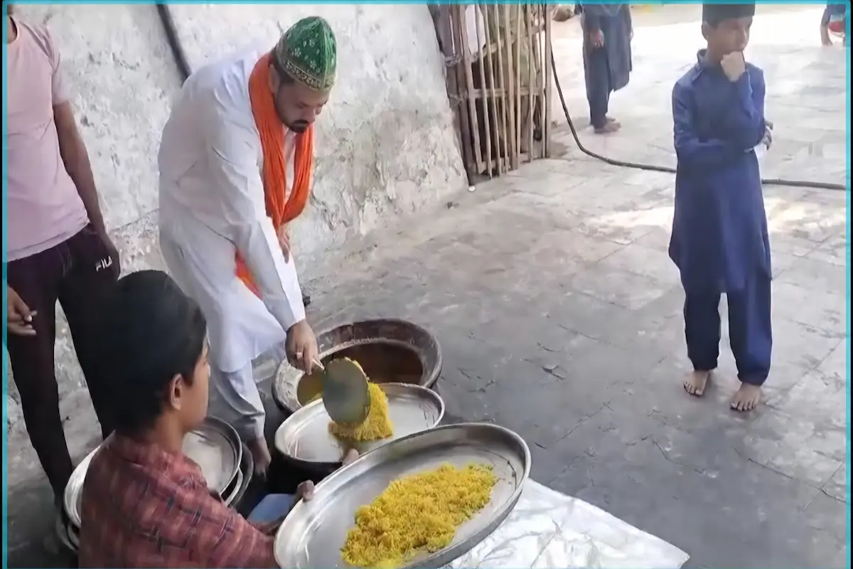 Devotees seeking guidance for ziyarat and dua at Ajmer Sharif