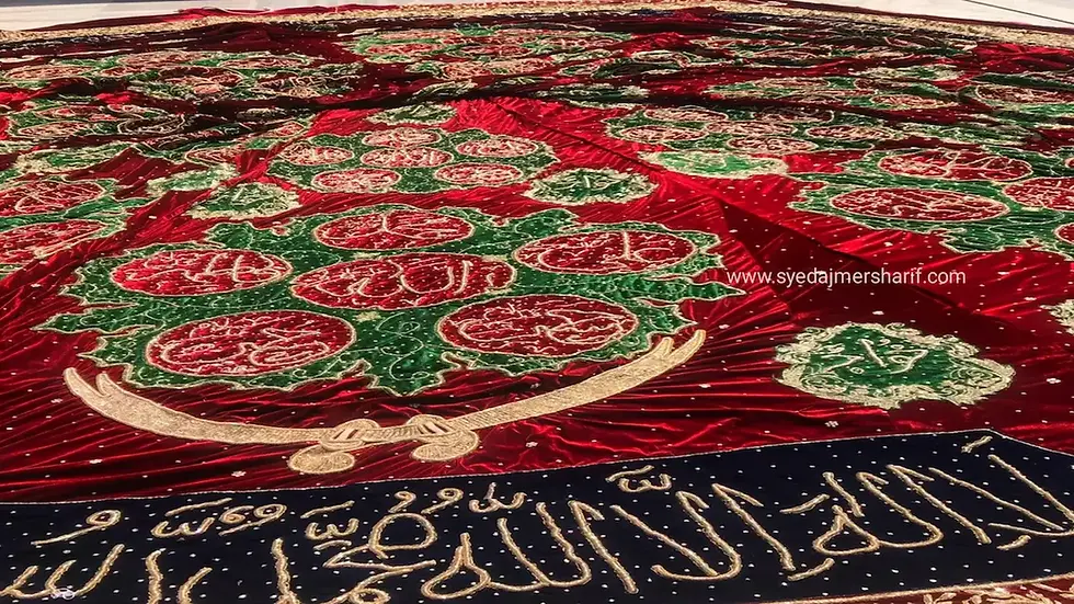 Ajmer Sharif Chadar Online offering on the Mazar of Khwaja Garib Nawaz during ziyarat and dua