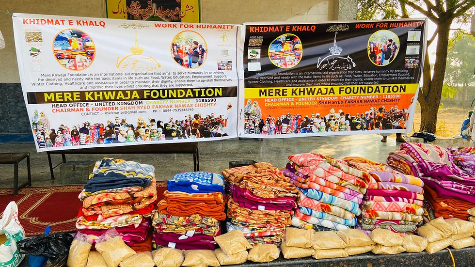 Devotees offering Ajmer Sharif online donation and presenting chadar at the shrine of Khwaja Garib Nawaz during ziyarat and dua.