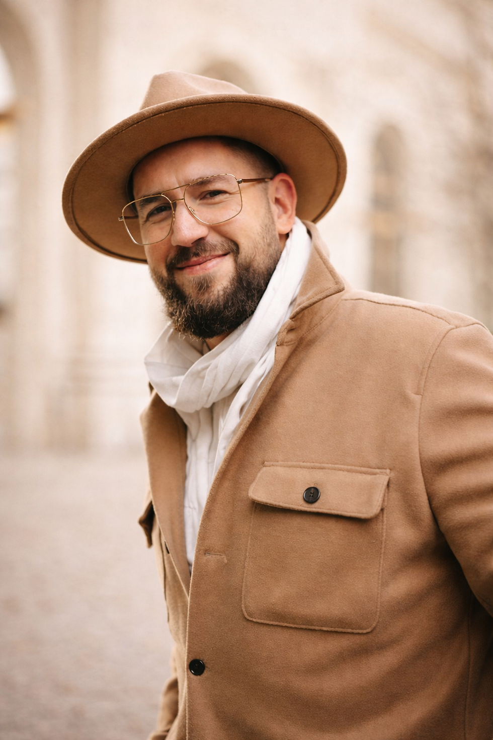 Stilvoller Mann im Freien.png