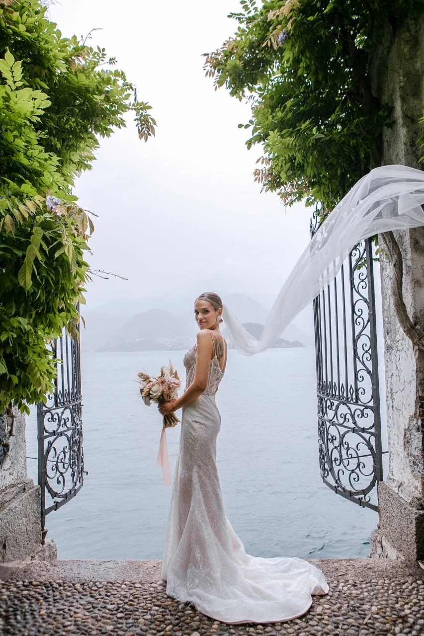 Wedding services in Italy, Bride by the lake shore