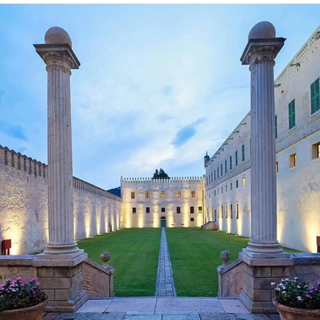 Свадьба в красивом замке в Венеции, замок вечером