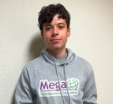 MEGATEE-MARCELO CASAUBÓN ENTREGA DE SUDADERA.jpeg