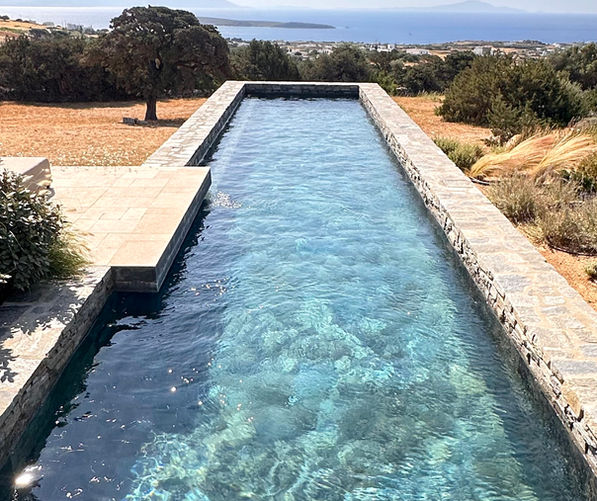 Piscine rectangulaire avec vue sur la mer et ciel bleu, EGEO Paros.