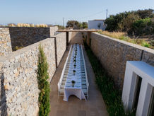 Longue table dressée, vue aérienne de lieu de réception avec EGEO Paros.