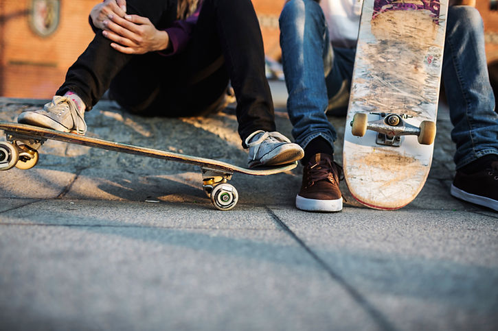Skater joven que se relaja