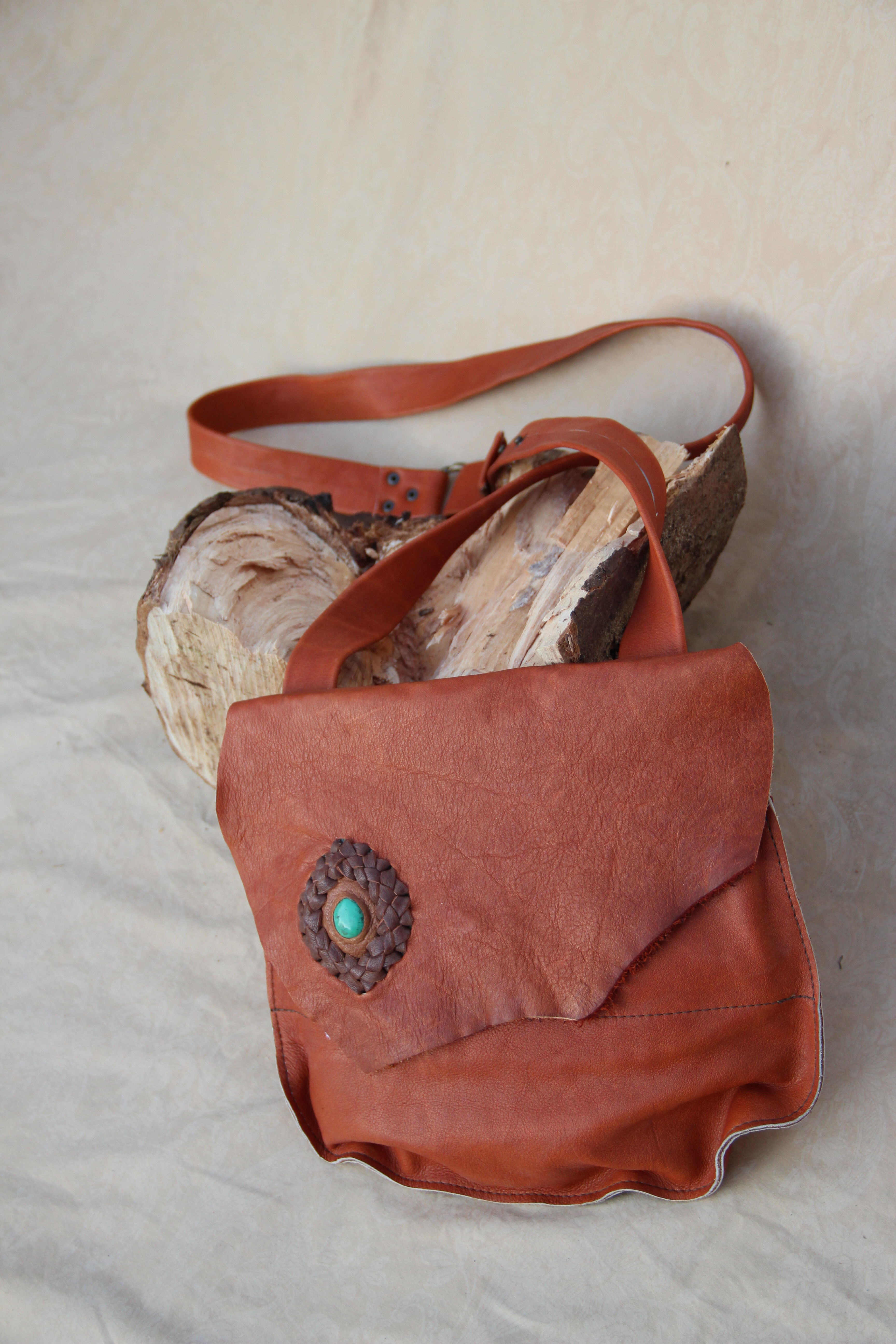 תיק צד עם תא פנימי בתוספת אבן טורכיז