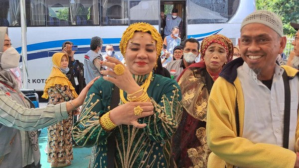 jemaah haji asal indonesia borong emas di arab