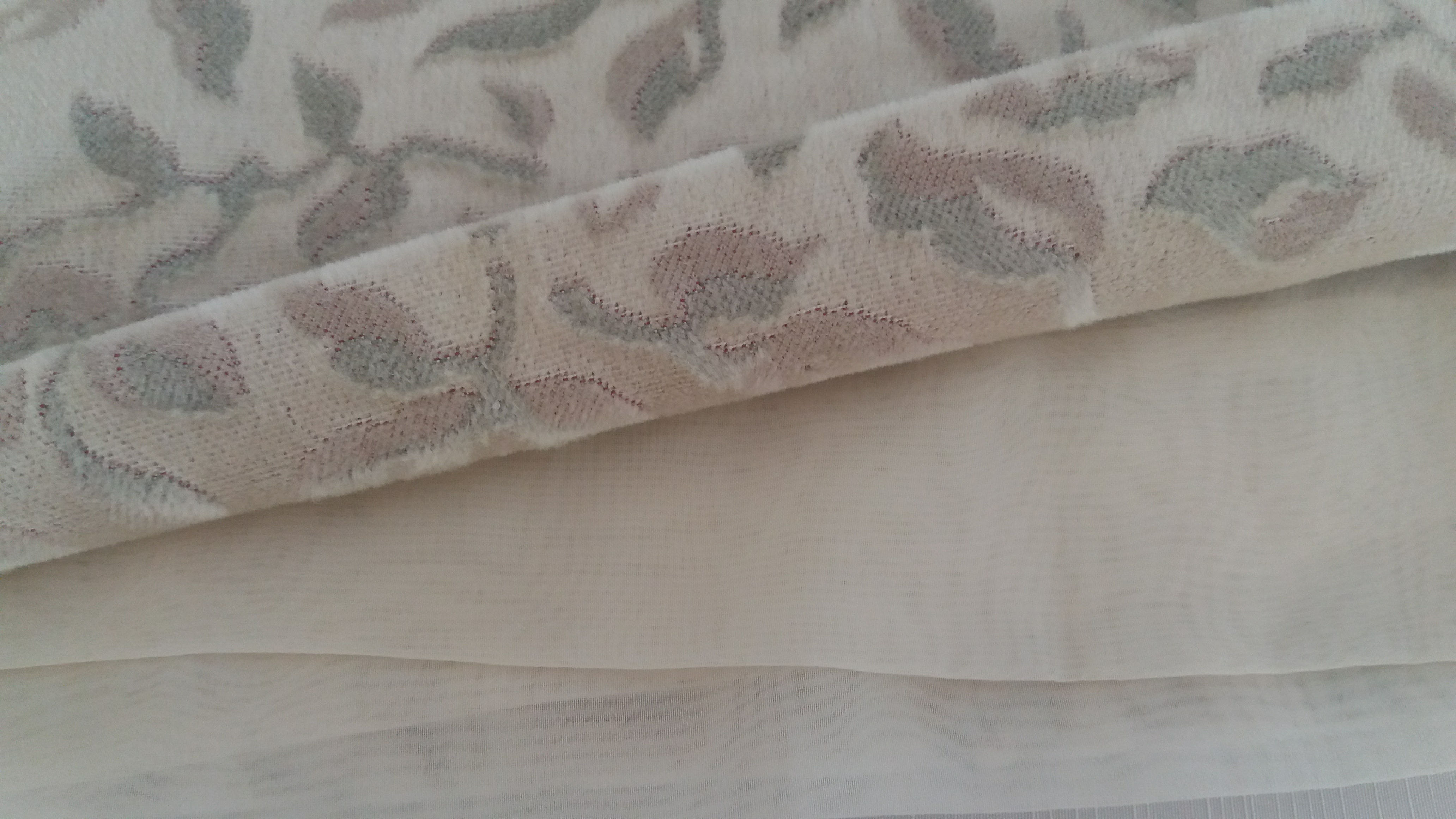 SOBRE TOALHA DE VELUDO BEGE RELEVO DE FLORES