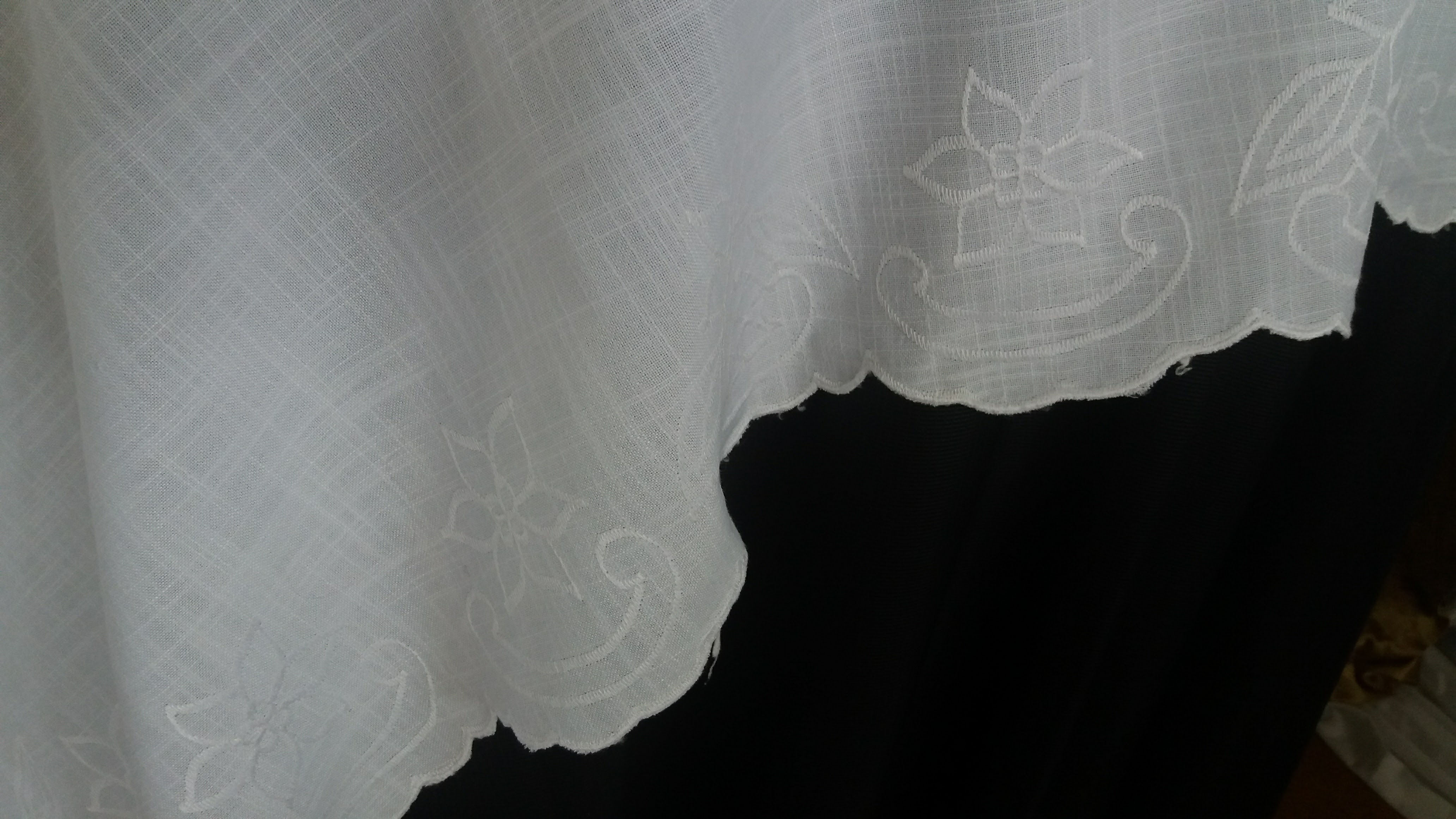 SOBRE TOALHA BRANCA BORDADA