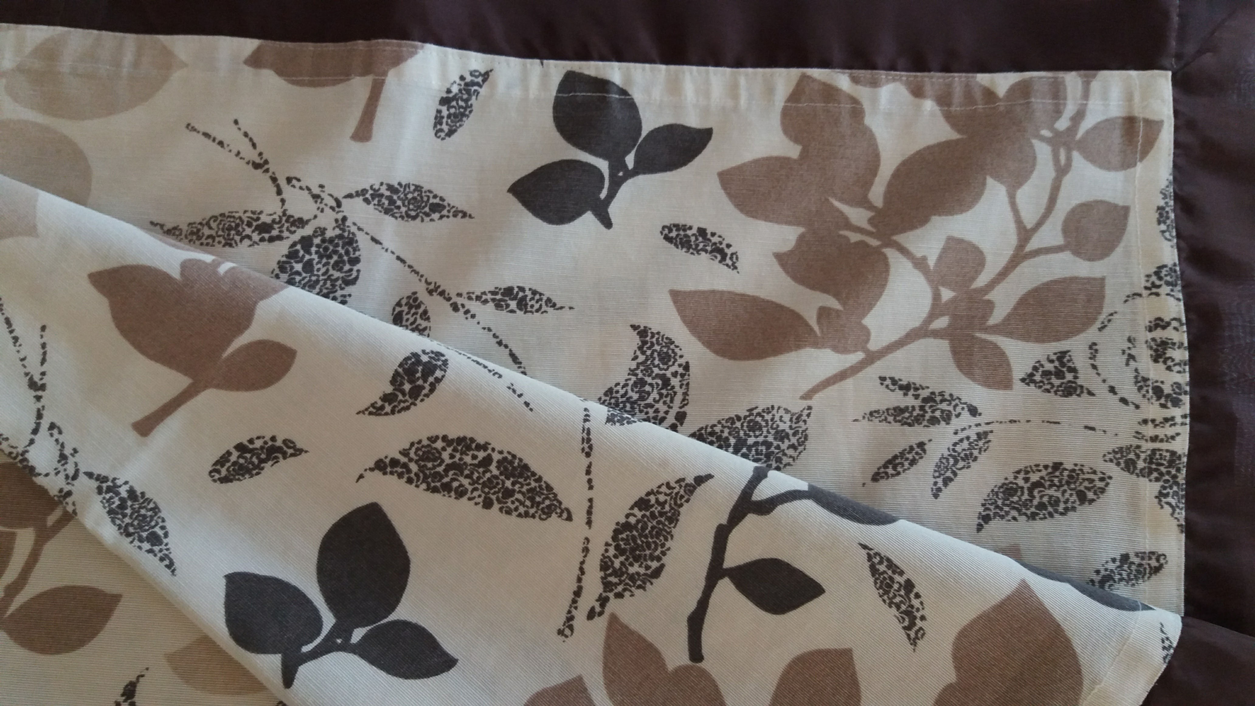 SOBRE TOALHA FLORAL BEGE COM BARRA DE VOAL