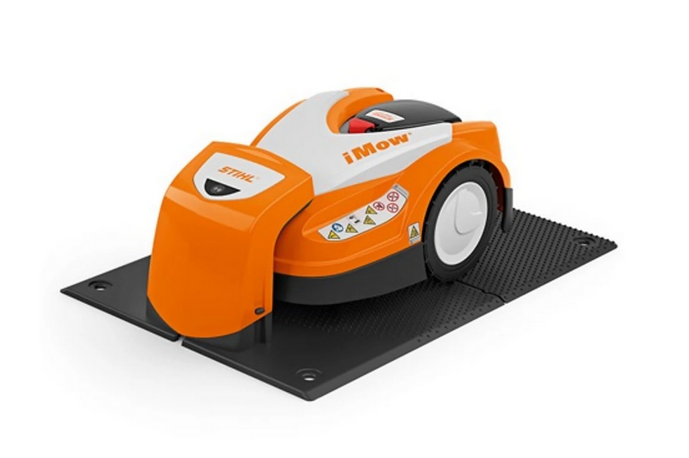 Stihl iMow Mähroboter auf schwarzer Matte