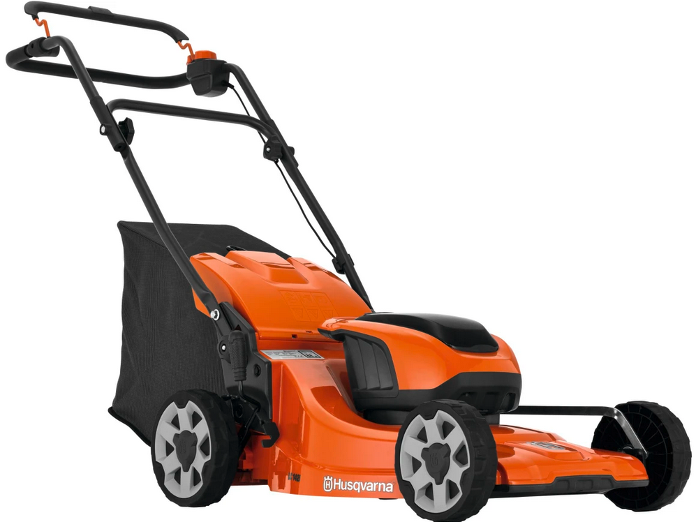 Orangefarbener Husqvarna Rasenmäher mit Fangkorb