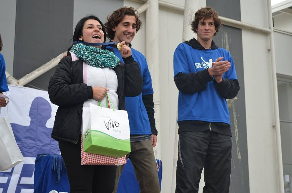 Marcela junto a los fundadores Carlos y Sebastián