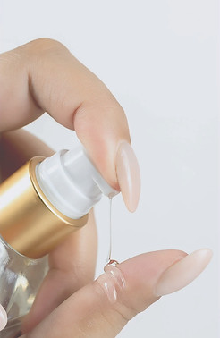 Dispensing-Hair-Serum_edited_edited.jpg