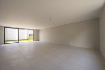 Deze nieuw gebouwde villa is gelegen in Duinenwater en staat te koop bij Stone Group. Knokke-Heist