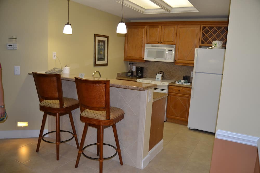 Cypress Pointe Resort in Orlando full kitchen