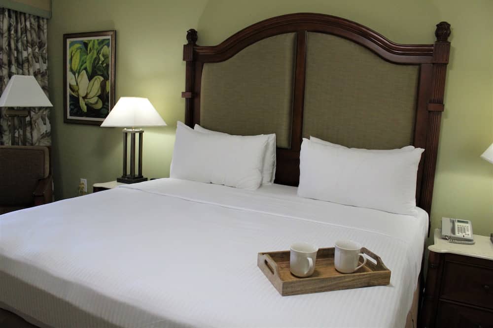 Cypress Pointe Resort in Orlando king bedroom