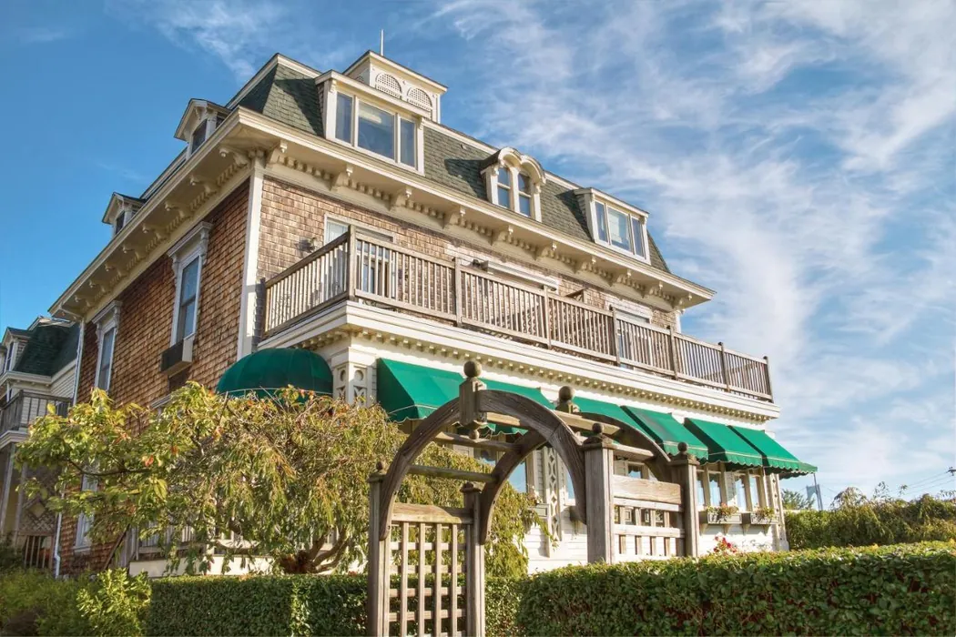 Wyndham Bay Voyage Inn on Jamestown Island, Rhode Island