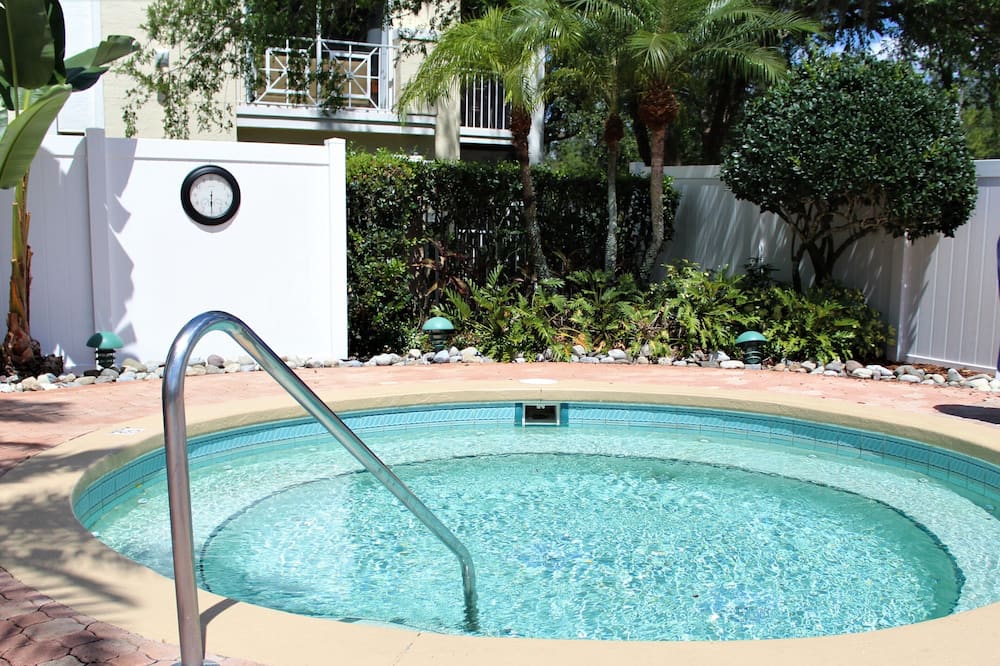 Cypress Pointe Resort in Orlando hot tub
