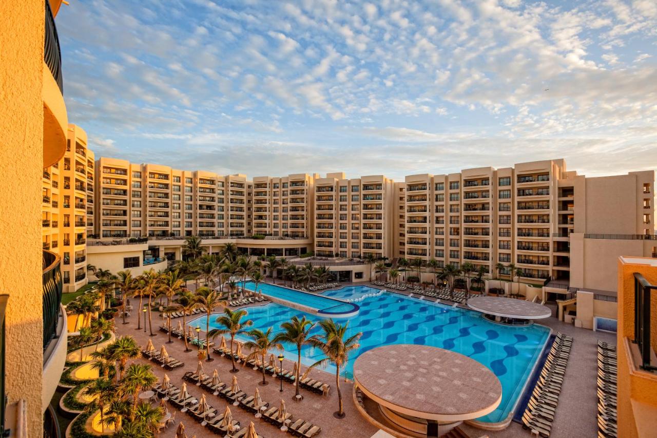 The Royal Sands in Cancun pool and beach