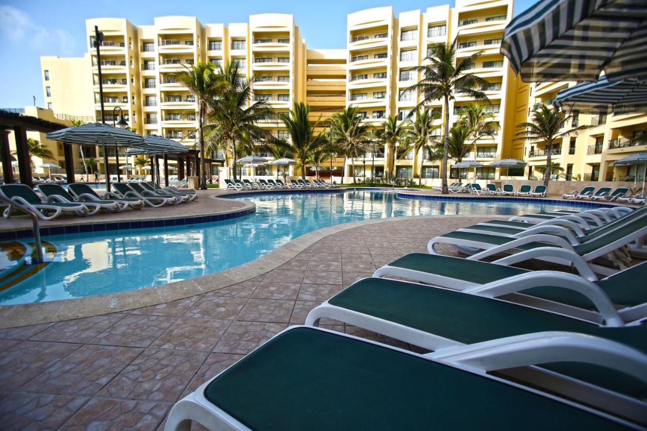 The Royal Sands in Cancun pool loungers