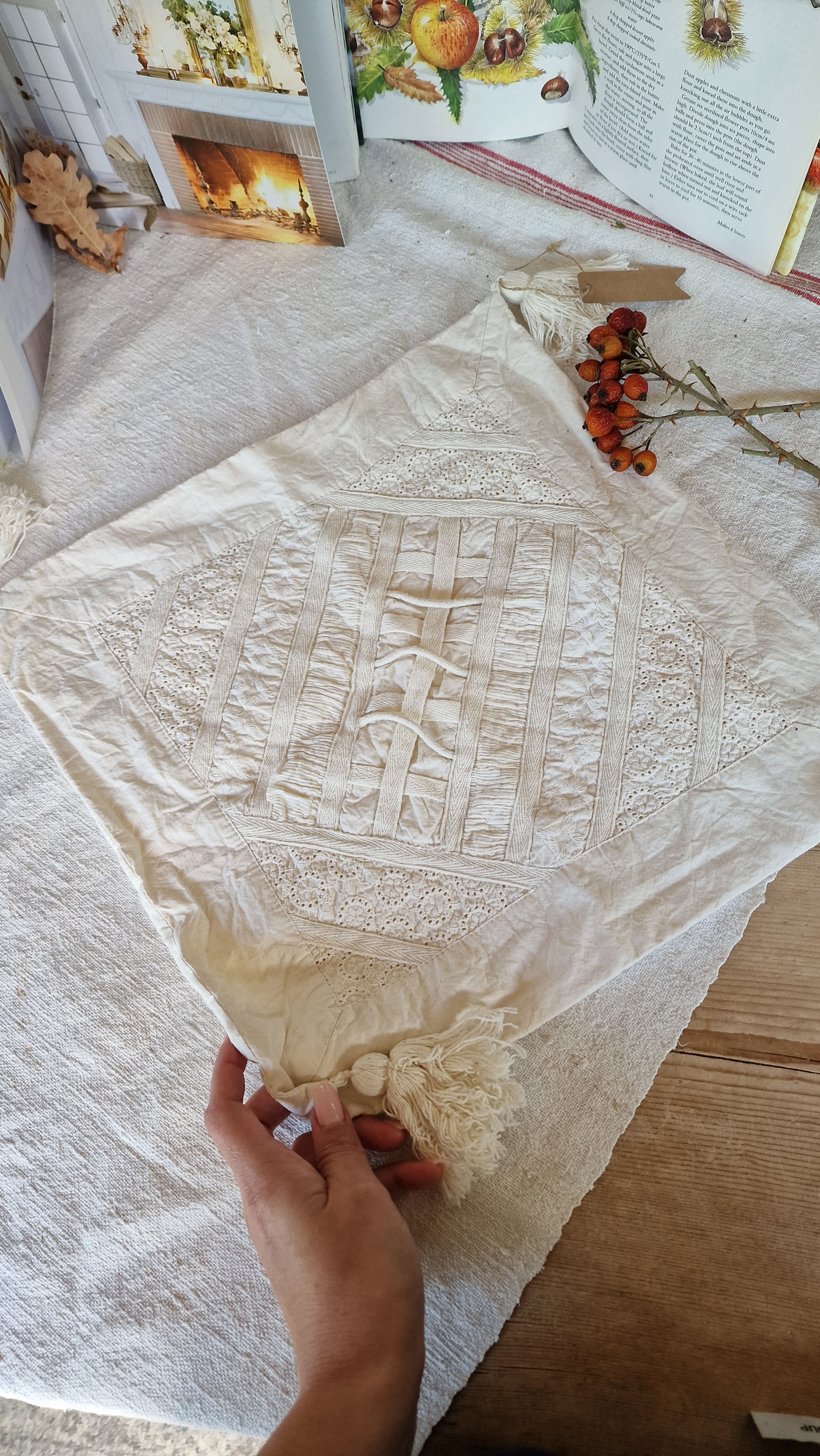 Copri cuscino con inserti e nappe