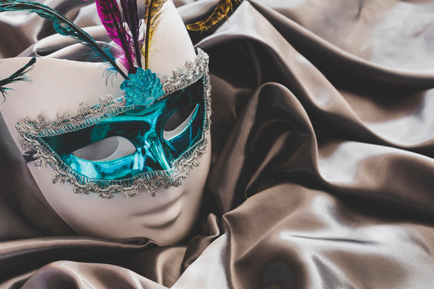 beau-masque-plumes-soie_23-2147754895