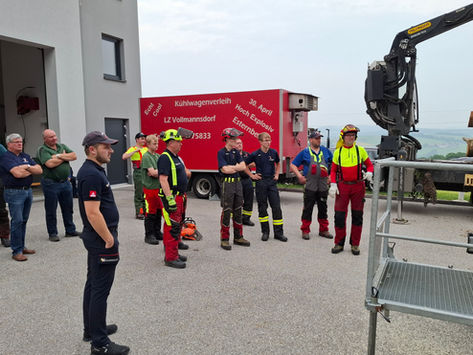 Pflichtbereichsübung am Holzspannungssimulator und WLF-K1 Vorführung