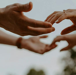 Des personnes se tendent les mains 