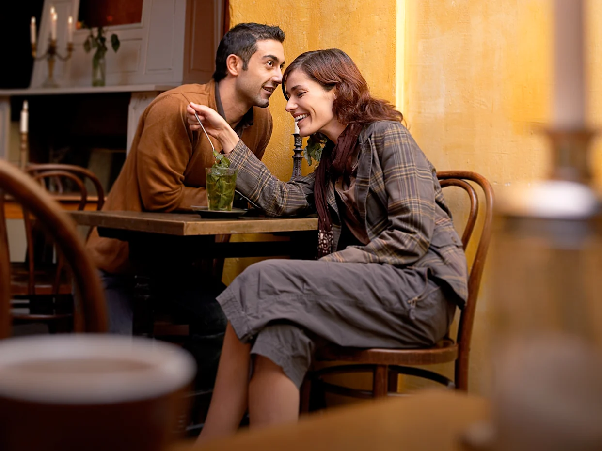 Langage du corps au premier rendez-vous : ces gestes qui révèlent l’intérêt