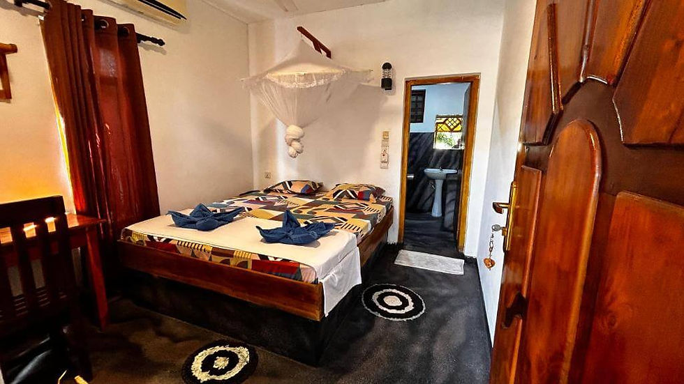 Double room with bug net and local Sri Lankan patterns around the room. There is also a/c and an en-suite toilet