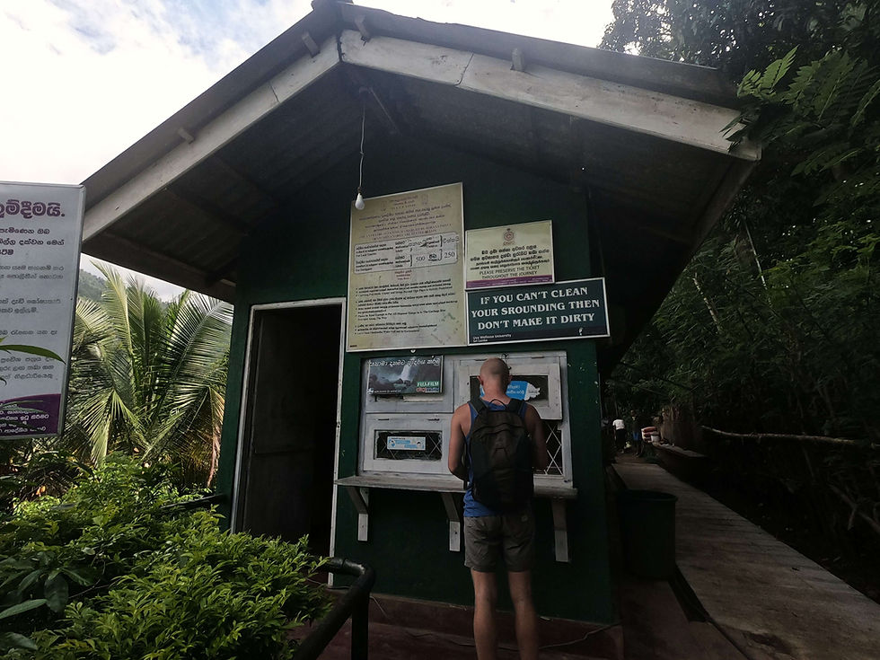 Entrance to Dunhinda Waterfall