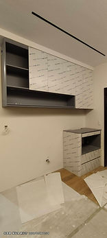 客廳系統櫃，使用多層實木櫃體